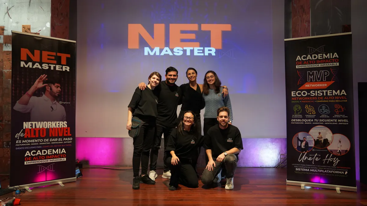 Equipo y ponentes posando en el escenario del evento NET Master