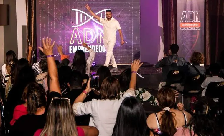 Engels Arce en el escenario de ADN Emprendedor, con el público