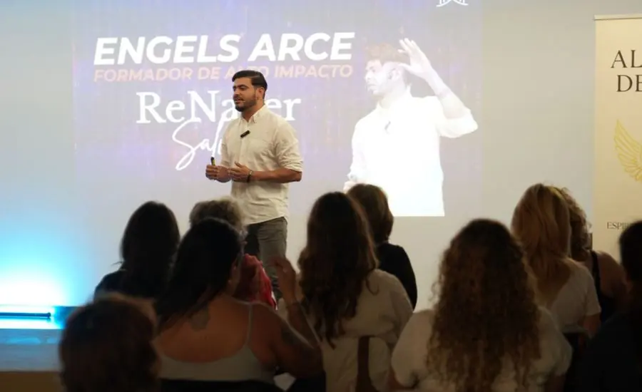 Engels Arce en la ponencia ReNacer