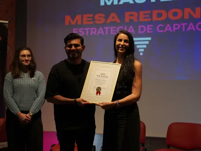 Engels Arce entregando un certificado en un evento