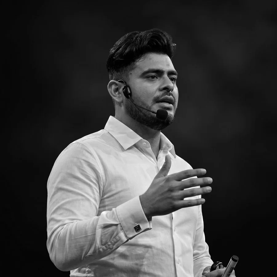 Engels Arce en blanco y negro durante una ponencia
