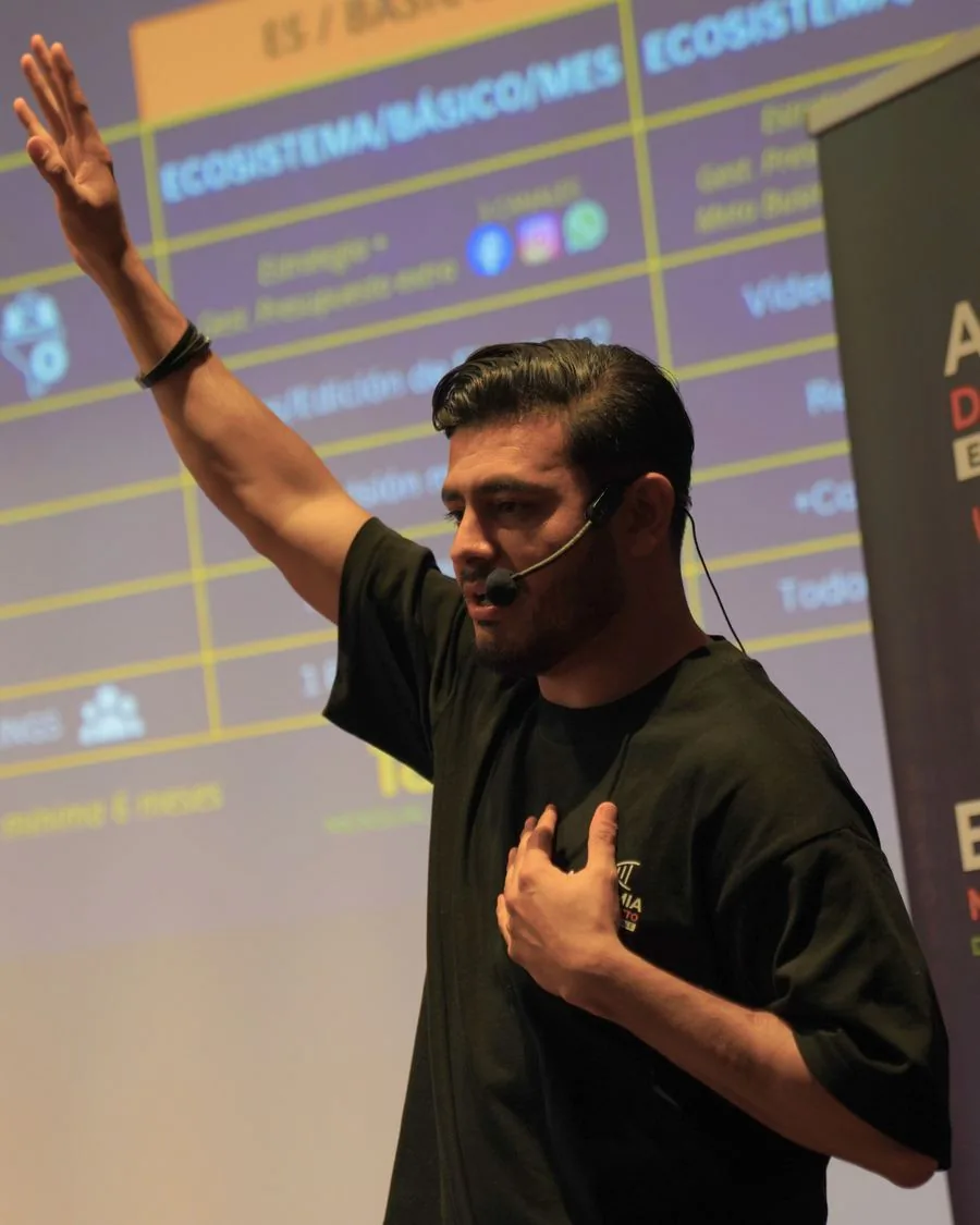 Engels Arce explicando el ecosistema de la Academia