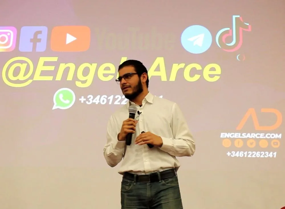 Engels Arce en una charla sobre redes sociales