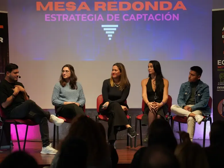 Engels Arce en una mesa redonda de estrategia de captación