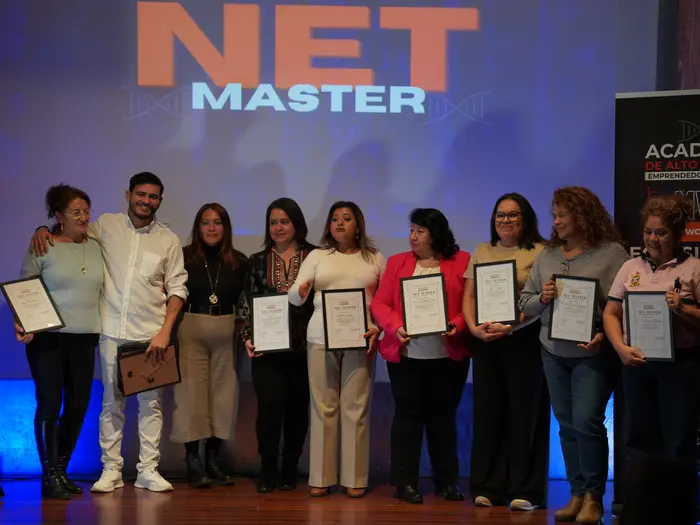Engels Arce con alumnas de NET Master al terminar la formación