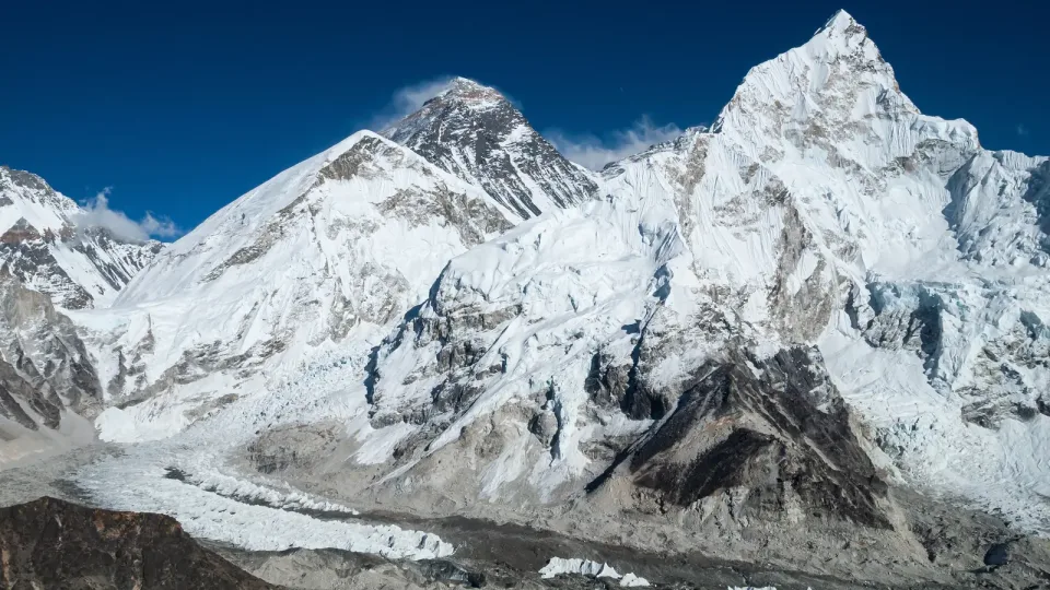 Monte Everest (centro) con el Nuptse a la derecha y el glaciar Khumbu y su cascada de hielo abajo, vistos desde el lado nepalí. Foto reciente del paisaje, no de la expedición de 1996.