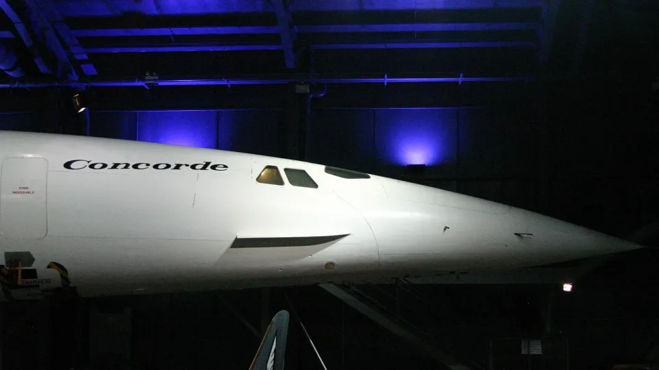 Morro del prototipo Concorde 002 (G-BSST), el primero construido en Reino Unido, expuesto de noche en un museo con iluminación azul. Foto actual de museo, no de 1974.