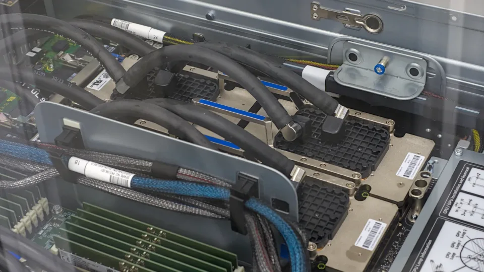 Fotografía de archivo: interior de un servidor de supercomputación con GPU refrigeradas por líquido, cables y tubos (nodo del supercomputador TSUBAME 4.0)