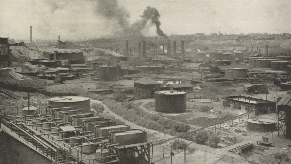 Fotografía histórica de 1889 de una refinería de Standard Oil en la zona de The Flats, Cleveland: tanques, chimeneas y humo sobre el valle industrial. Foto de archivo.